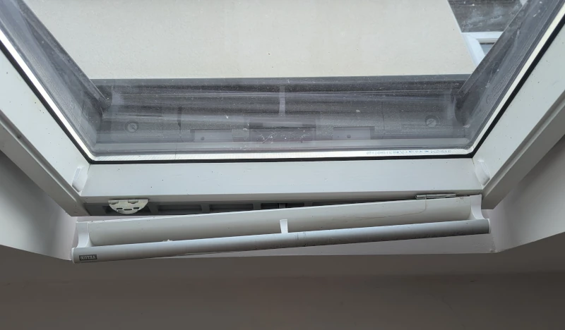 Handle on Velux window with an uncoupled hinge